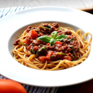 Spaghetti z wołowiną,  pomidorami i szpinakiem